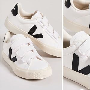 Veja Recife logo sneakers, worn five times, size 8, leather black and white